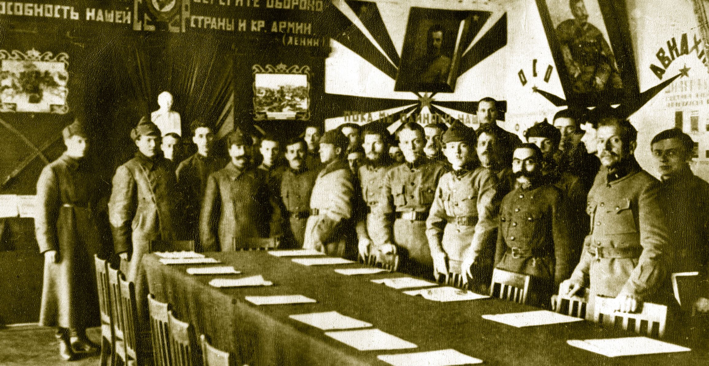 С.М. Будённый и начальник ТОТШ П.А. Ильменский (по левую руку от Будённого), 1925 г.